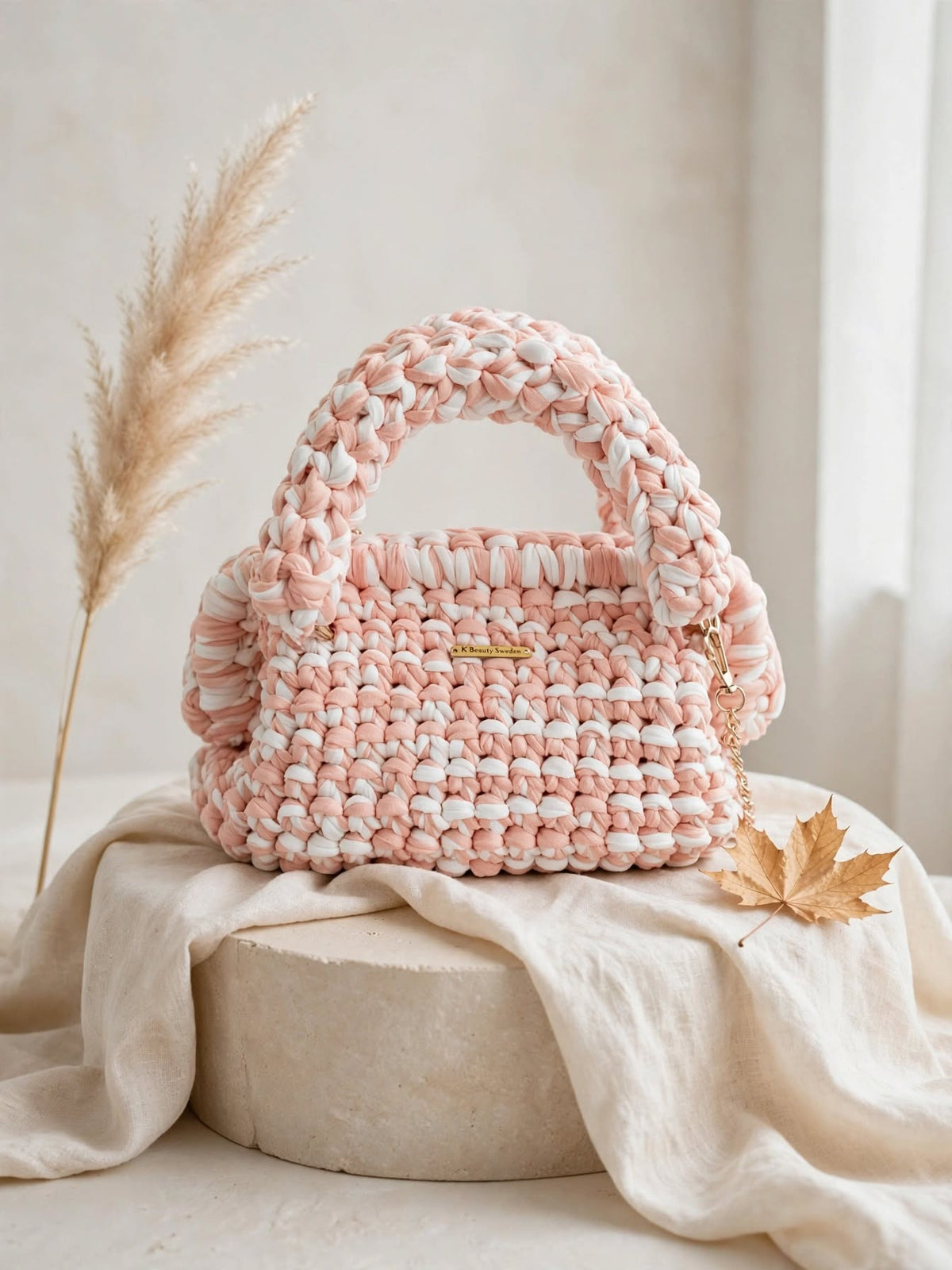 PEACH CLOUD – Handstickad väska med guldkedja