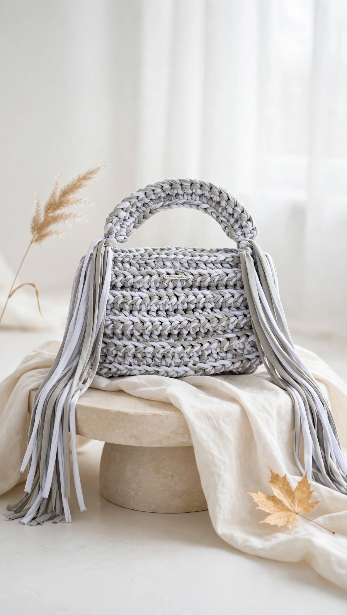 MIST – Handstickad väska med silverkedja