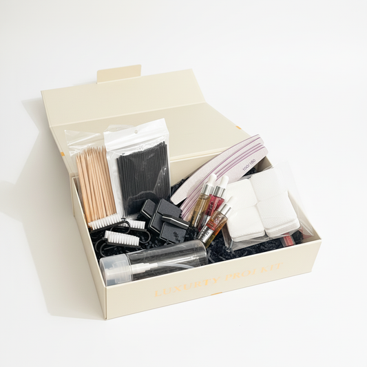 Minimalistisk komposition i kraft-box