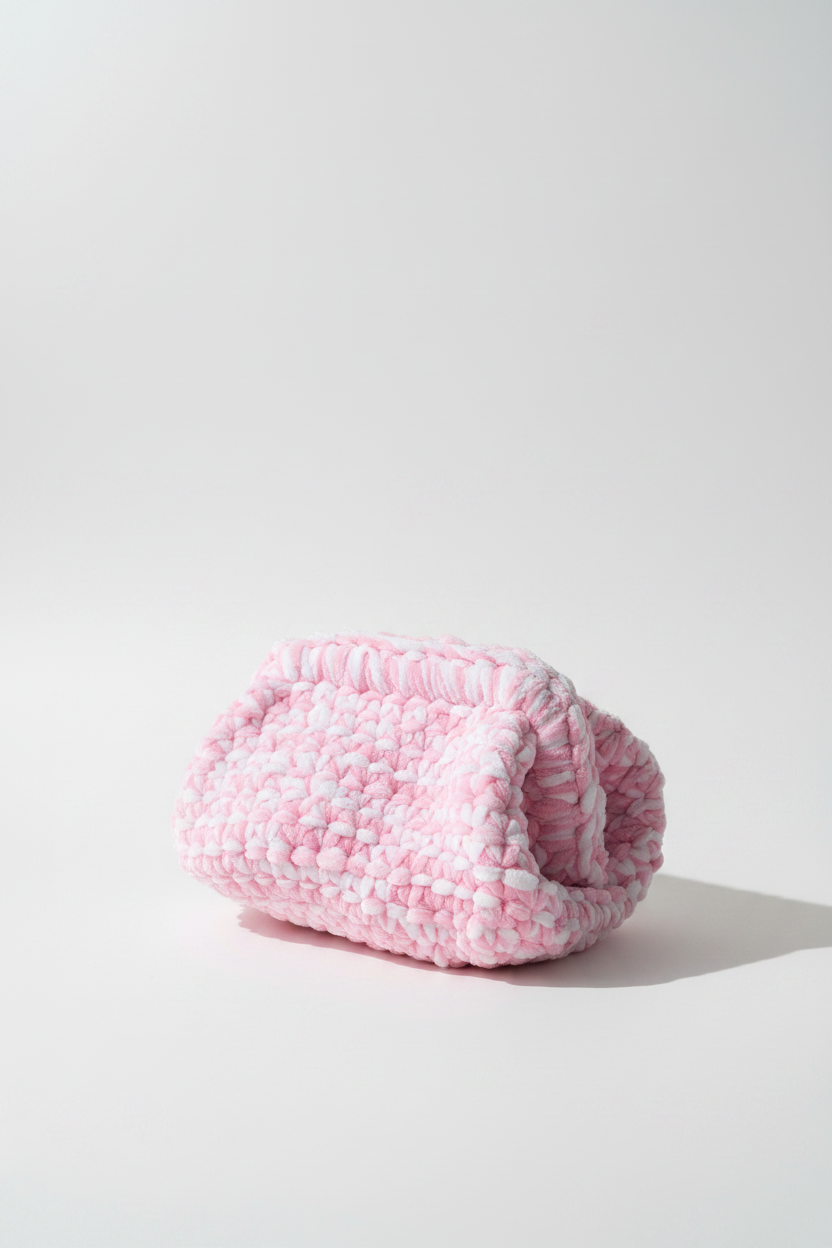 Pink crochet pouch – studio